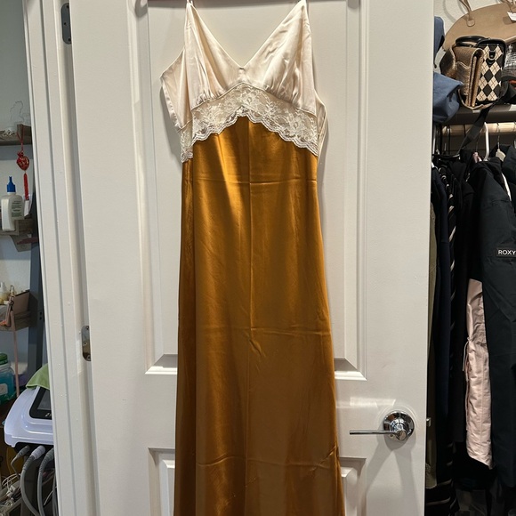 Cream & gold Abercrombie Lace Trim Slip Dress - size M - Picture 3 of 5